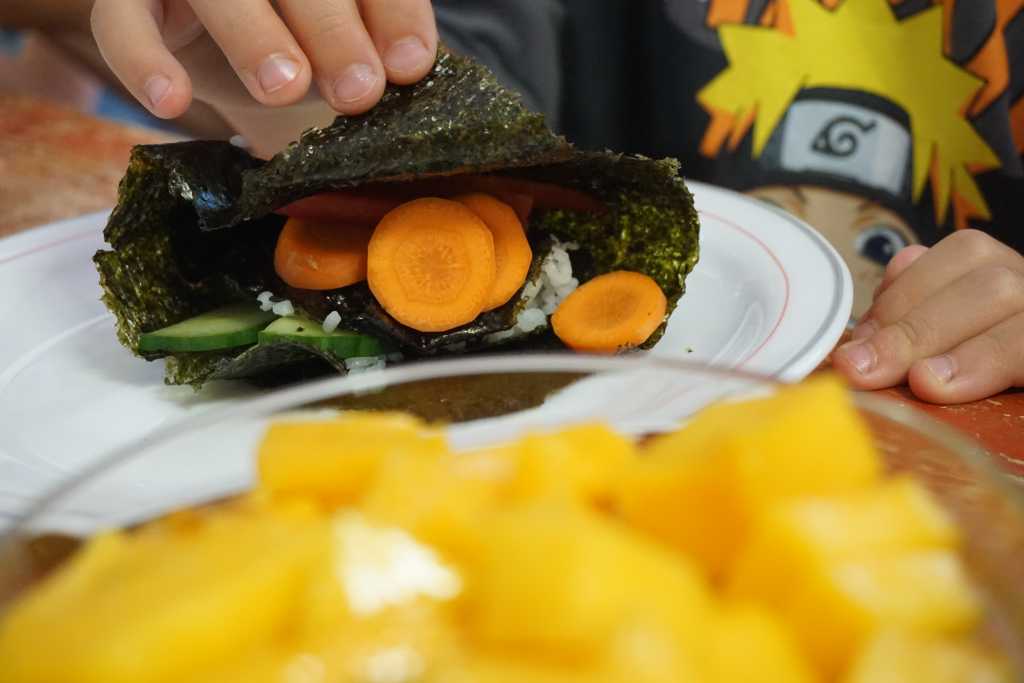 Das fertige Onigirizu gefüllt mit Gemüse und Reis.